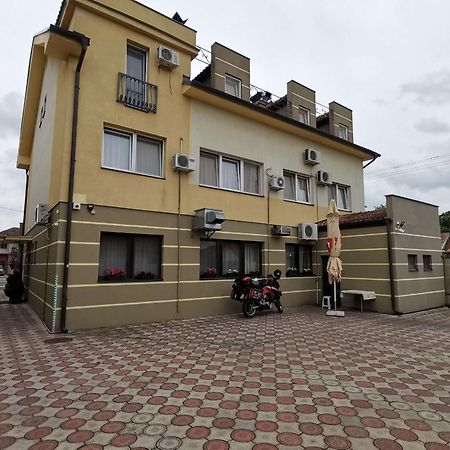 Hotel Vila Sunce 스타라 파조바 외부 사진